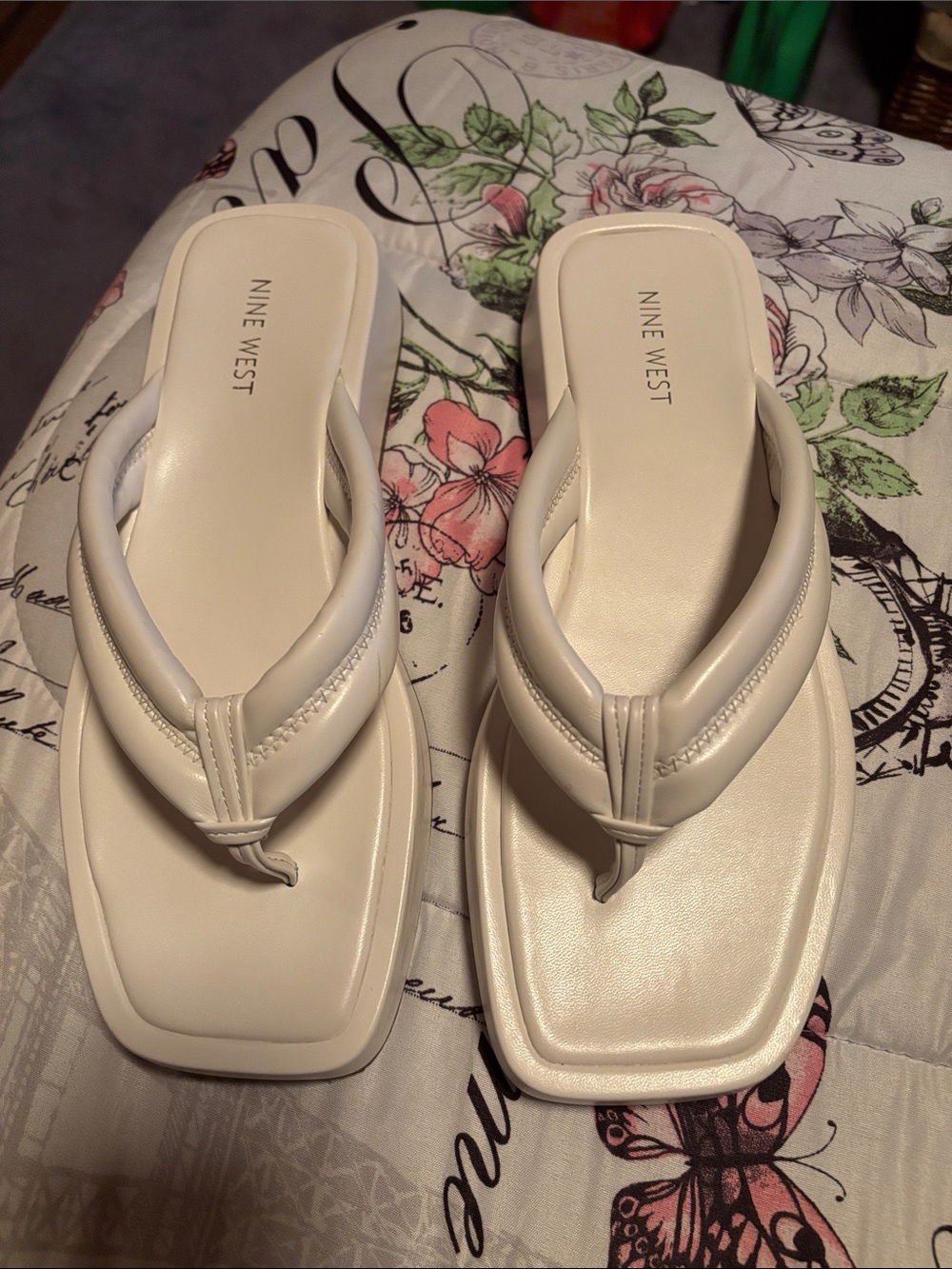 Nine West White  Flip flops  Sandals size 9M New in box